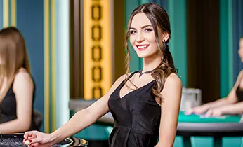 Các game thủ chuyên nghiệp đang thi đấu e-Sports trong một giải đấu lớn, có logo helo888 app